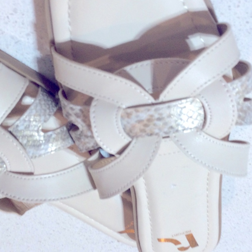 New Sumer sandal size 10 mark Report  comfortable color beige with snake pieces